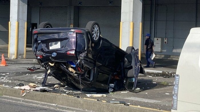 立駐の3階から転落した乗用車