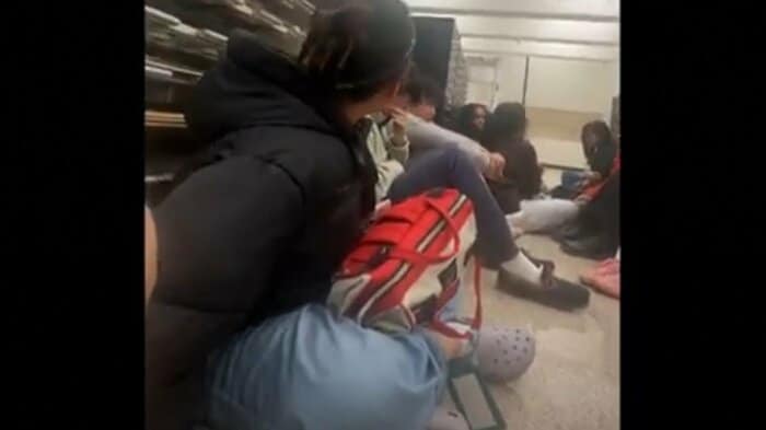 ブラウン大学キャンパス内で身を潜めていた学生たち