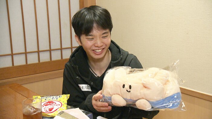 東海オンエアのグッズを手にして喜ぶ友野