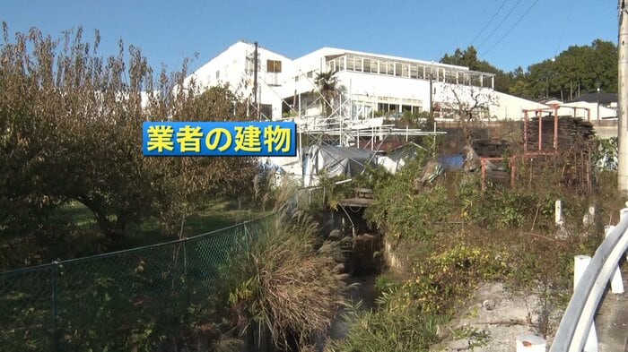 流れる川は、白い建物の前で途切れているようにも見えるが…