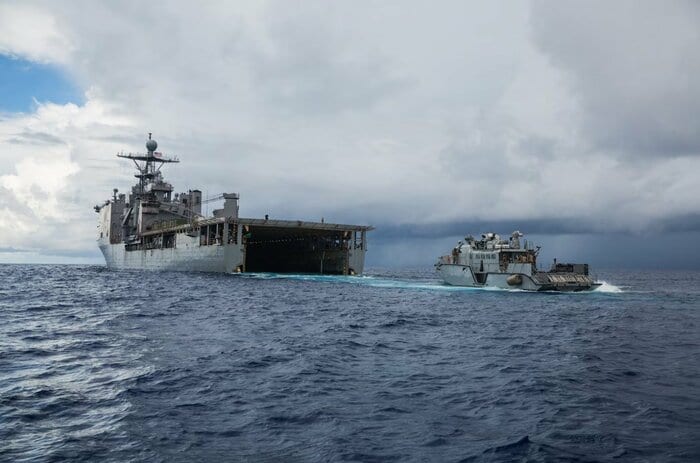 艦内から哨戒艇を出したドッグ型揚陸艦「コムストック」（米太平洋艦隊公式HPより）