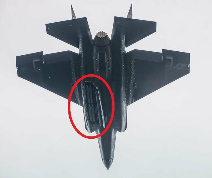 ステルスモードで爆弾倉を開き(赤丸)、中のグライダー爆弾が見えている(米国防総省公式HPより)
