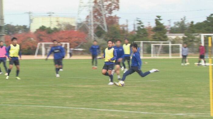 最終戦へ向け練習で汗を流すカターレの選手たち（28日）