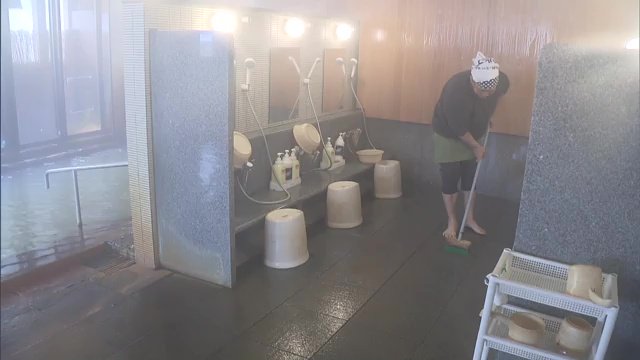 開業準備の傍ら温泉施設で臨時スタッフとして働く