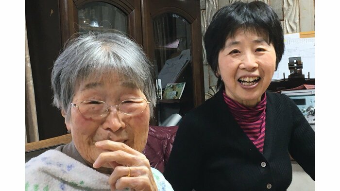 片倉美佐子さん(右)と母親(左)