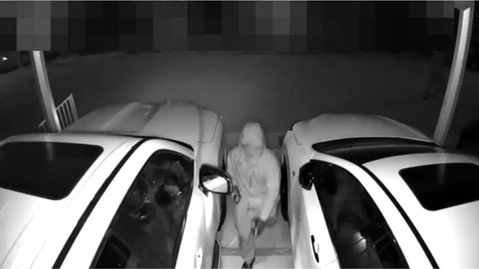 フードを被った男が(滋賀県警提供の動画より)