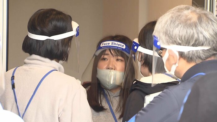 訓練では、訪問を拒む母親に、許可状を示して、入室する手順などが確認された