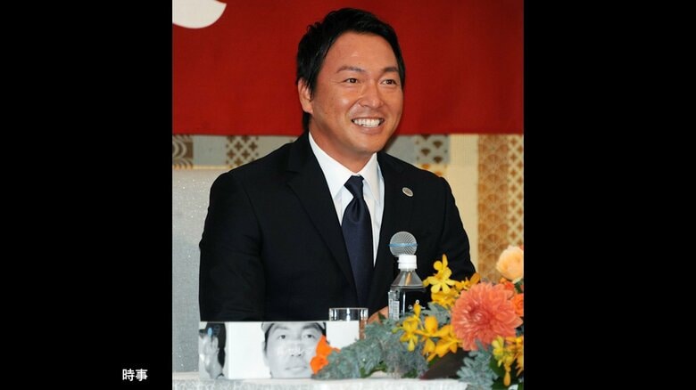 巨人の長野久義選手（40）現役引退を発表　会見ラストには巨人の仲間たち50人以上が駆けつける“ビッグサプライズ”　引退後は大学院進学へ｜FNNプライムオンライン