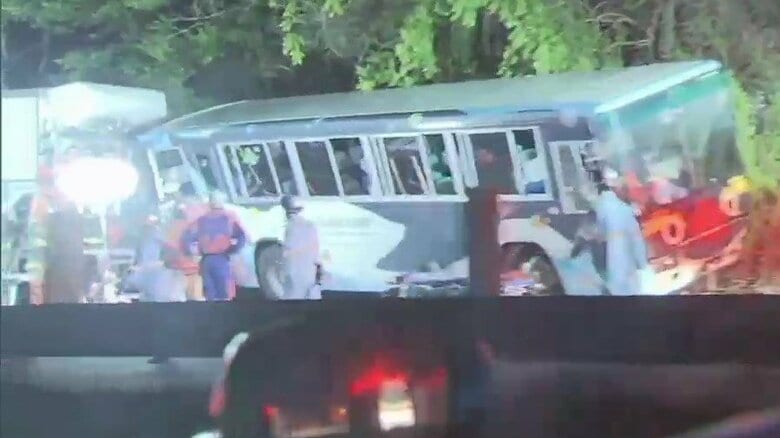 【続報】事故当時は乗客約40人が外に…停車中のバスに大型トラック追突　日本人1人とネパール2人が死亡　東北道｜FNNプライムオンライン