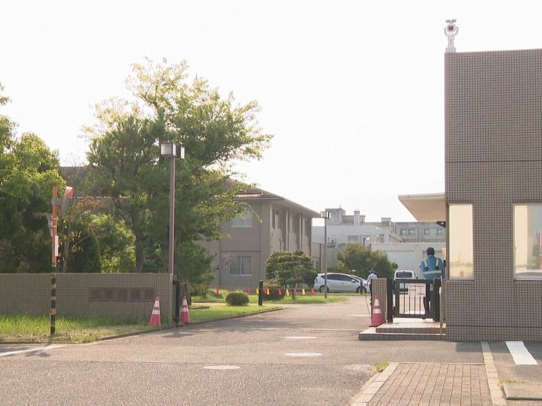 刑務所で刑務官の顔に消火器噴射しケガさせたか 50代の男性受刑者を書類送検 監視カメラや机も破壊か｜FNNプライムオンライン