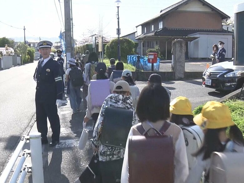「何かあったら“こども110番の家”に逃げて」新学期が始まった小学校の通学路で警察官が児童らの登校を見守り｜FNNプライムオンライン