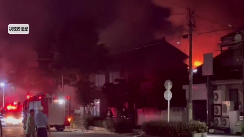 「クーラー付近から出火」富山市辰巳町で2階建て住宅が焼ける火事　約2時間40分後に消し止められる｜FNNプライムオンライン
