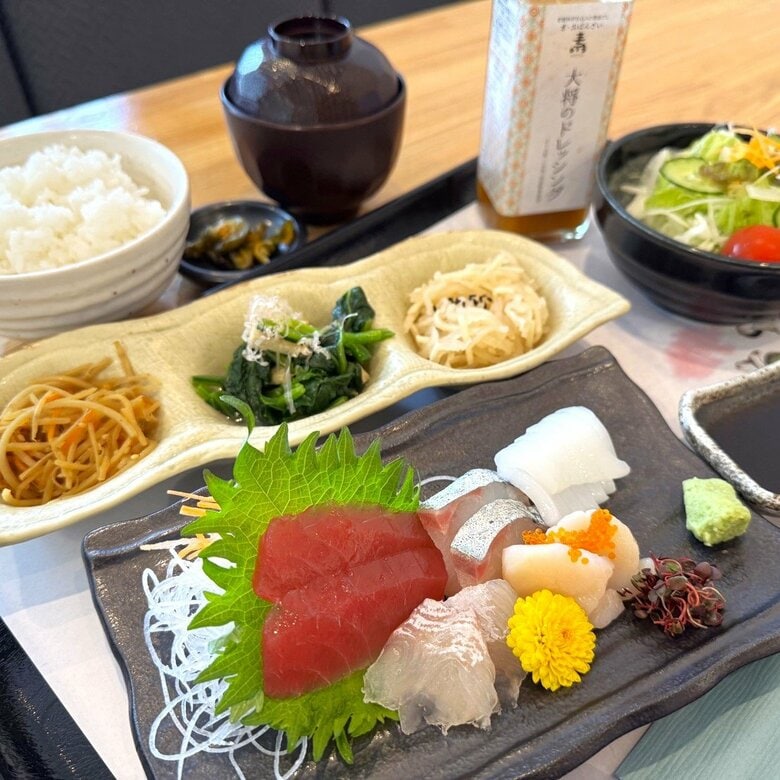 京都・貴船で修業した大将が織りなす覚王山の味。「京・おばんざい素」で出汁香るおばんざいと夏限定らーめんを味わうひととき｜FNNプライムオンライン