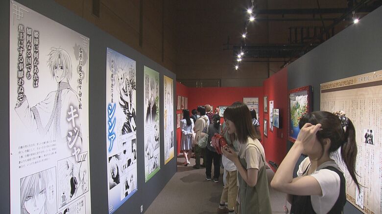 漫画家・草凪みずほさんのデビュー20周年記念…代表作『暁のヨナ』の原画展 作中のシーンを再現したフォトスポットも｜FNNプライムオンライン