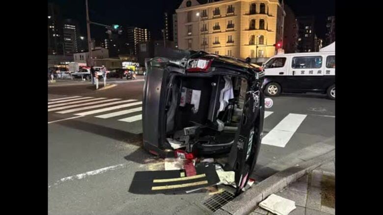【速報】仙台駅近くの交通量多い交差点でワンボックスカーと衝突しタクシー横転　男性２人けが〈宮城〉｜FNNプライムオンライン