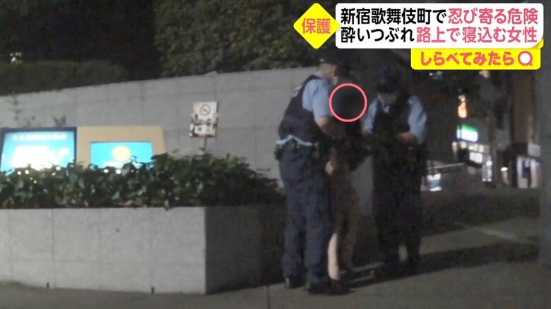 女性を支え交番へ
