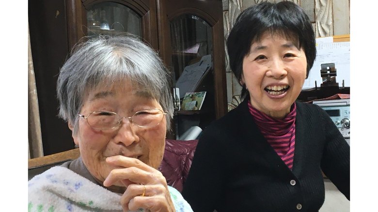 片倉美佐子さん(右)と母親(左)
