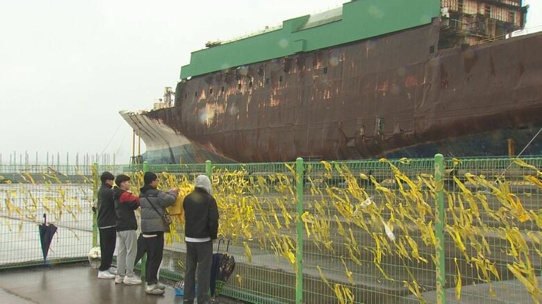 セウォル号の前には数多くの追悼リボンが…