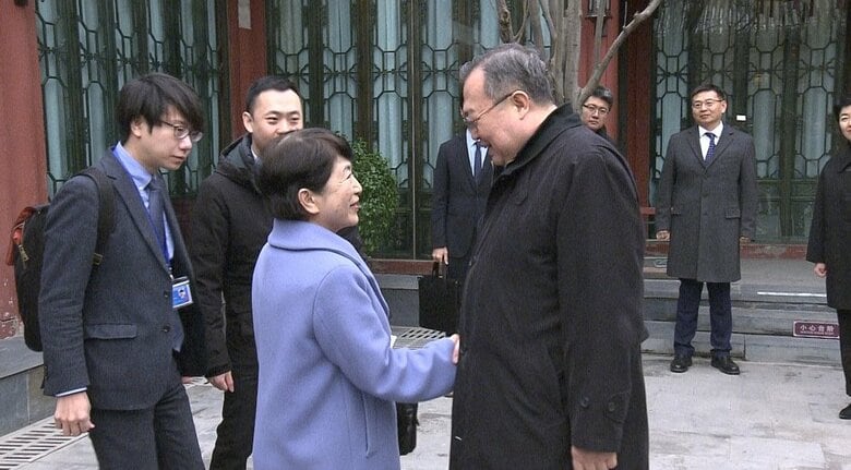 劉氏は部屋の外で福島氏を出迎え、施設を案内した