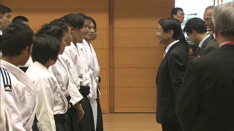 武道を学ぶ子供たちと懇談される皇太子さま