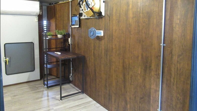 こちらが内装。仕事や作業用の空間としても使える