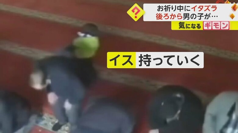 男の子がいすを移動させ、男性が転倒する瞬間の映像(3)