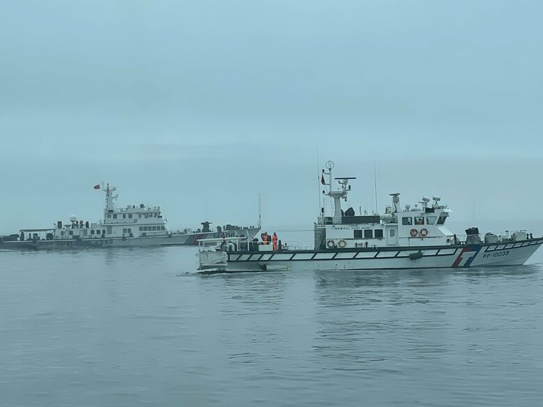 中国の海警船「14606」と並走する台湾の海巡署「PP10039」（台湾 海巡署・5月24日発表）