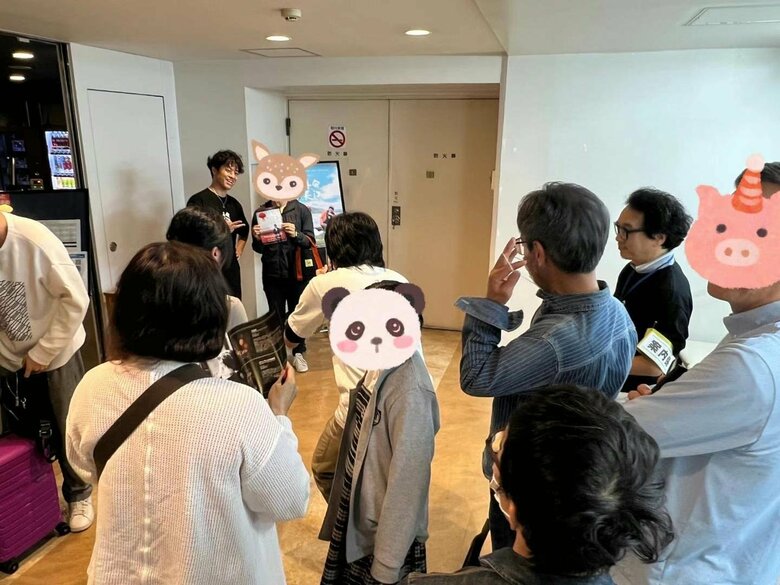 上映後監督と写真撮影する観客たち（竹内監督SNSより）