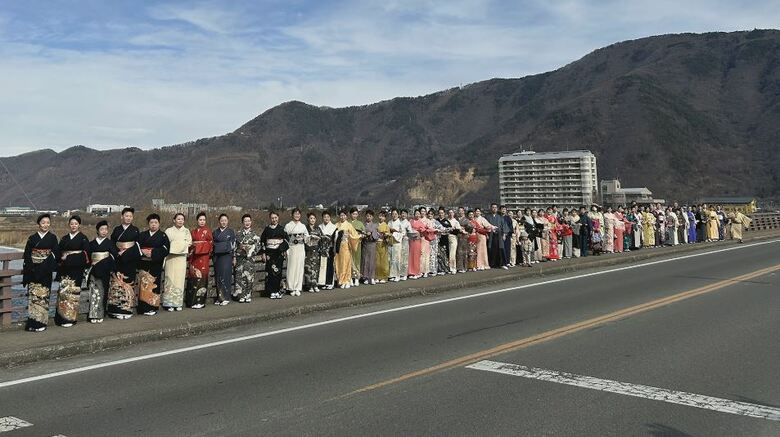 着物姿の女性たちが橋の上に並び記念撮影（長野県千曲市）