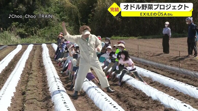 「Choo Choo TRAINのイントロのロールダンスが、田植え機とか耕運機の動きによく似ている」と話す