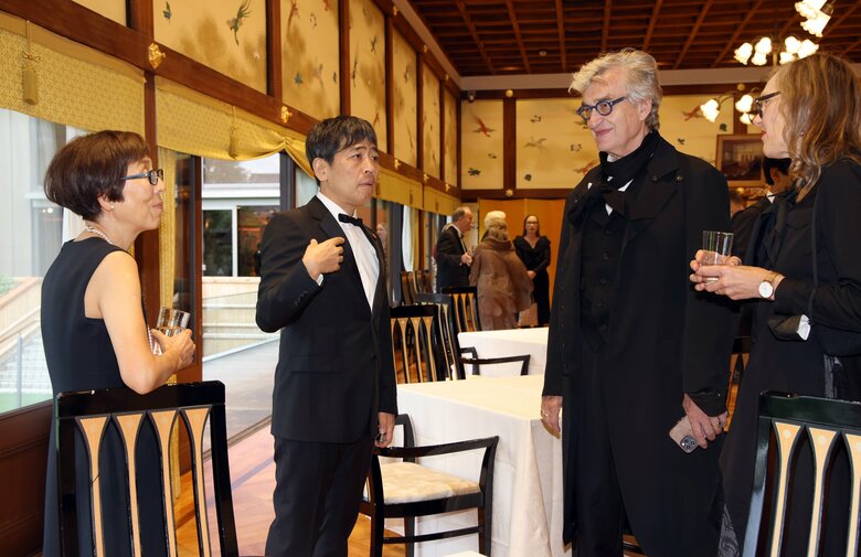 SANAAとヴェンダース夫妻（10月19日東京・元赤坂 明治記念館）© 日本美術協会／産経新聞