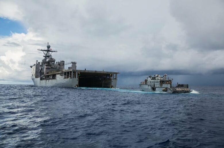 艦内から哨戒艇を出したドック型揚陸艦「コムストック」（米太平洋艦隊公式HPより）