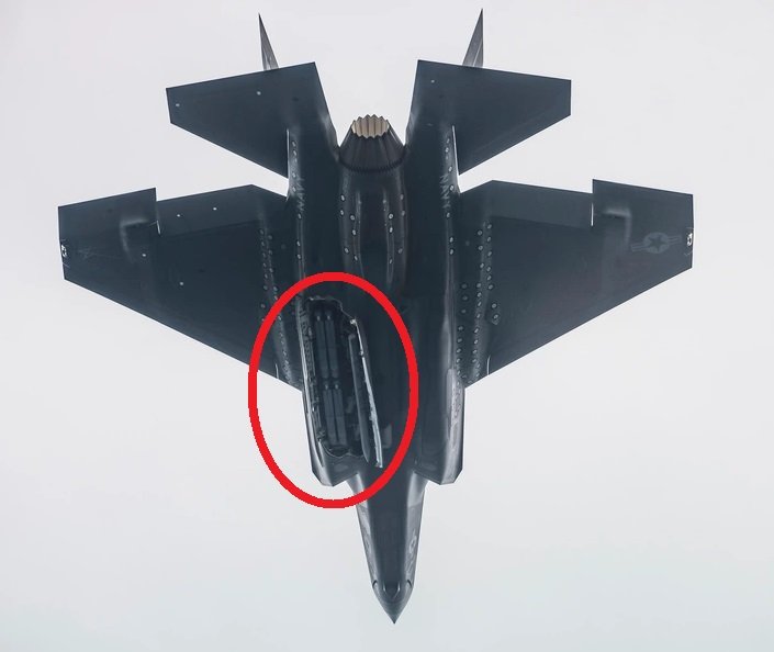 ステルスモードで爆弾倉を開き(赤丸)、中のグライダー爆弾が見えている(米国防総省公式HPより)