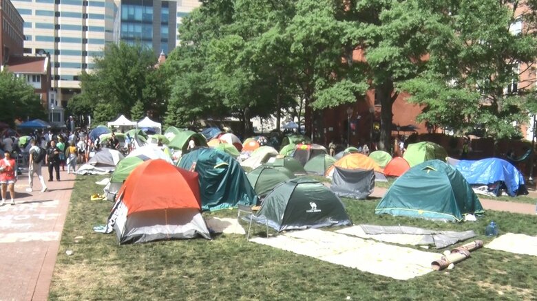 大学の広場には大量のテントが