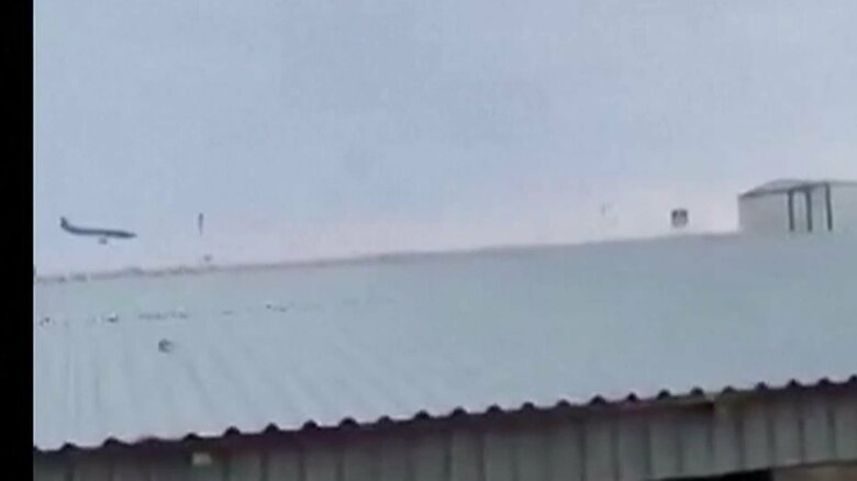 地上に向けて降下を続ける旅客機