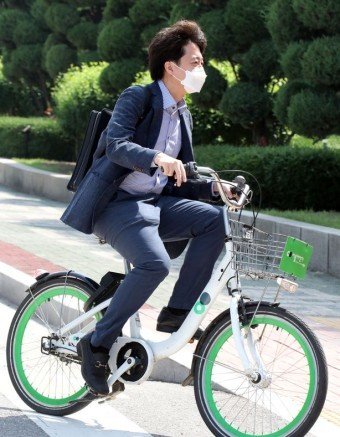 自転車通勤する李氏（SNSより）