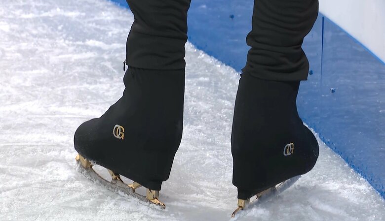 スケート靴にはQG“クワッドゴット”の文字