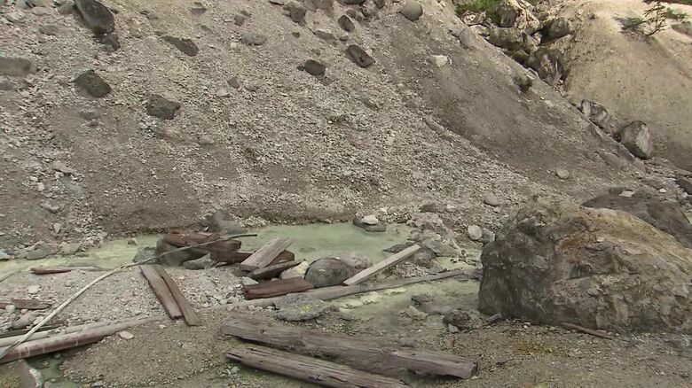 源泉付近のお湯が石でせき止められている