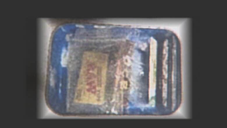 寮から出てきた缶　ビニール袋の中に細かい植物片が見える