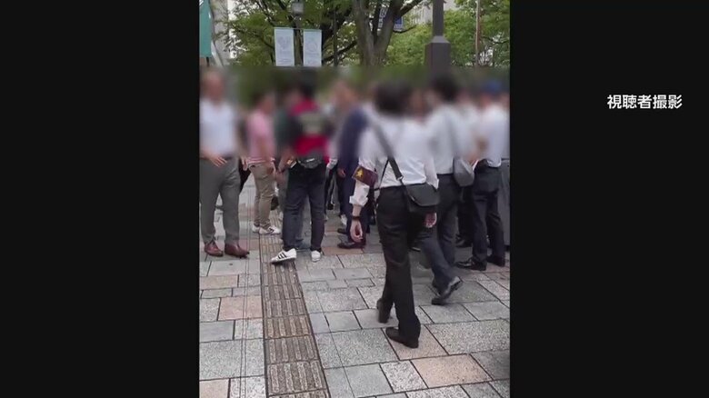 開店前には、店に並んだ客の間で小競り合いも