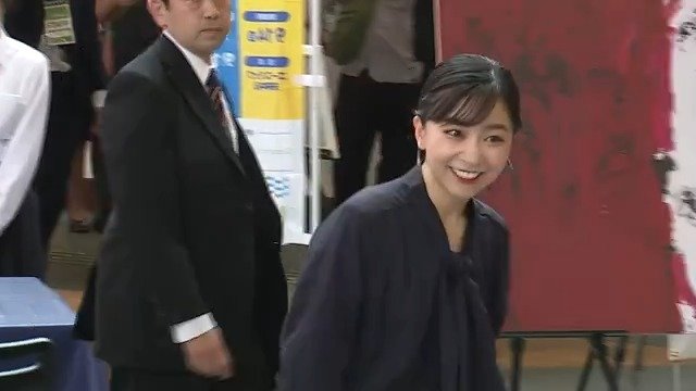 翌日の公務では「藍色のアクセサリー」