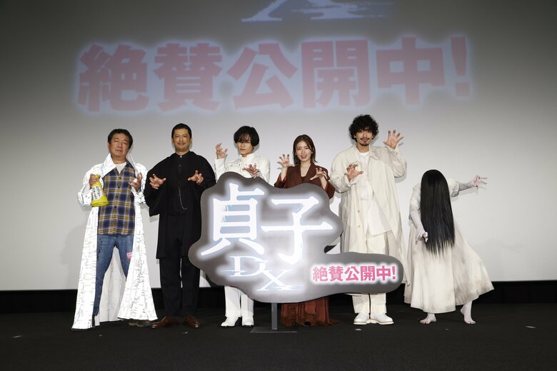 （左から）木村ひさし監督、池内博之さん、川村壱馬さん、小芝風花さん、黒羽麻璃央さん、貞子