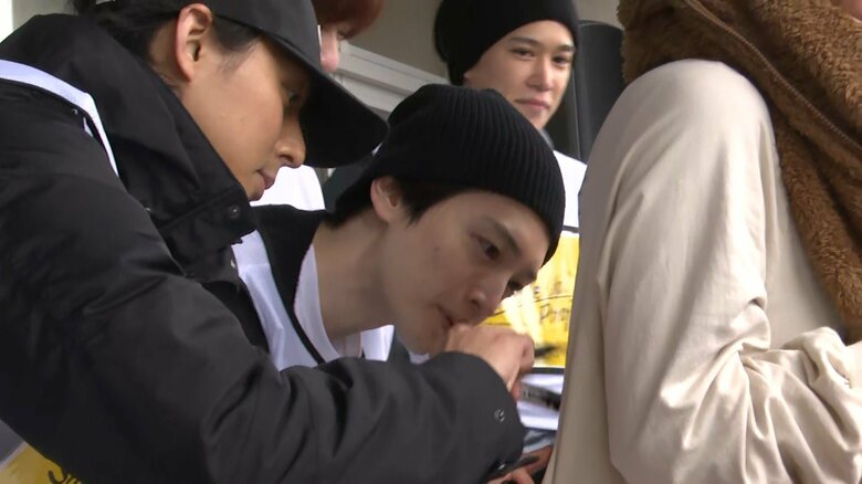 サインをする玉森さんと藤ヶ谷さん