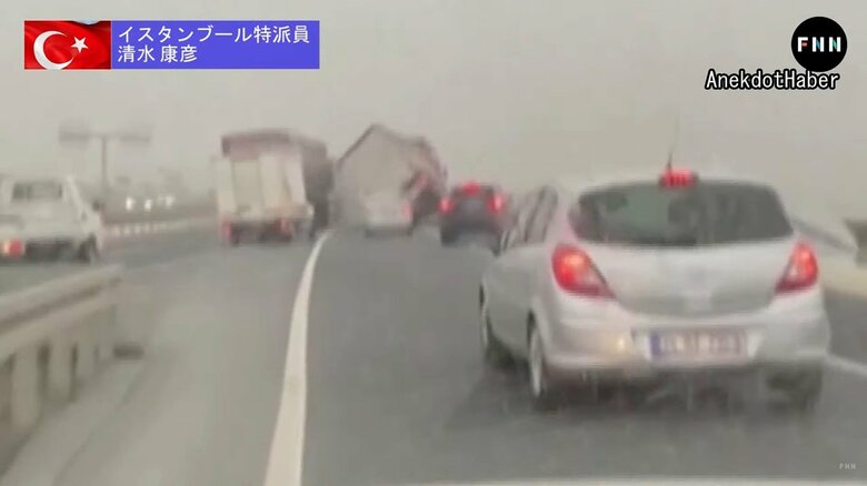 高速道路ではトレーラーが風にあおられて転倒