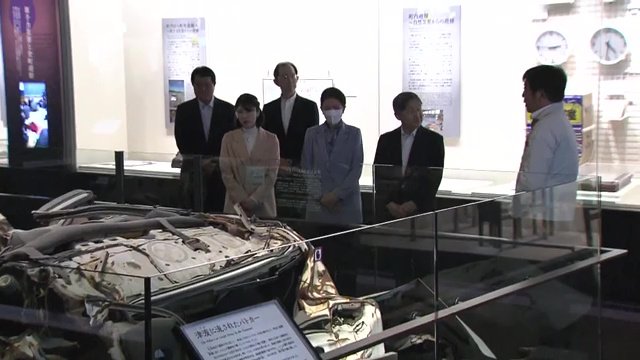 被災パトカーを前に