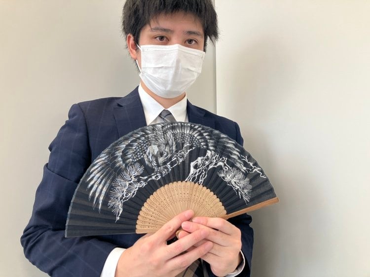 対局相手・渡辺貢規四段（25）の扇子が気になる様子？