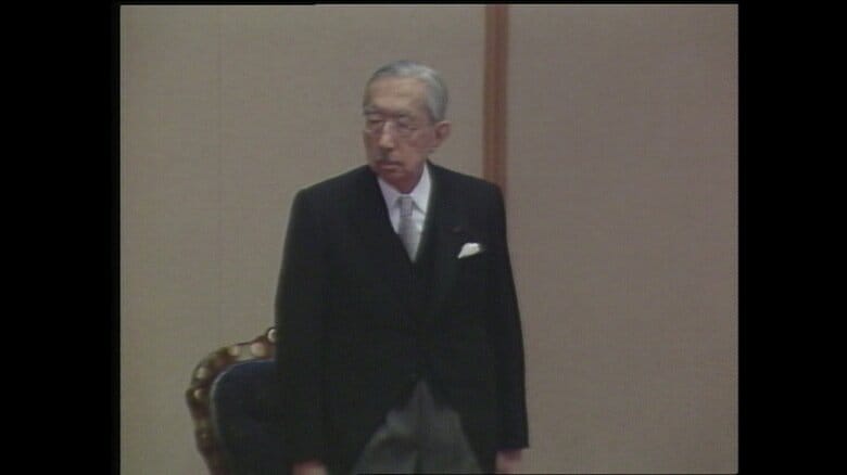 「加冠の儀」に参列する天皇陛下