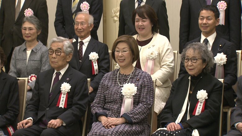 染織家 中井貞次さん（前列・左端）と「霧の彫刻家」中谷芙二子さん（前列・右端）