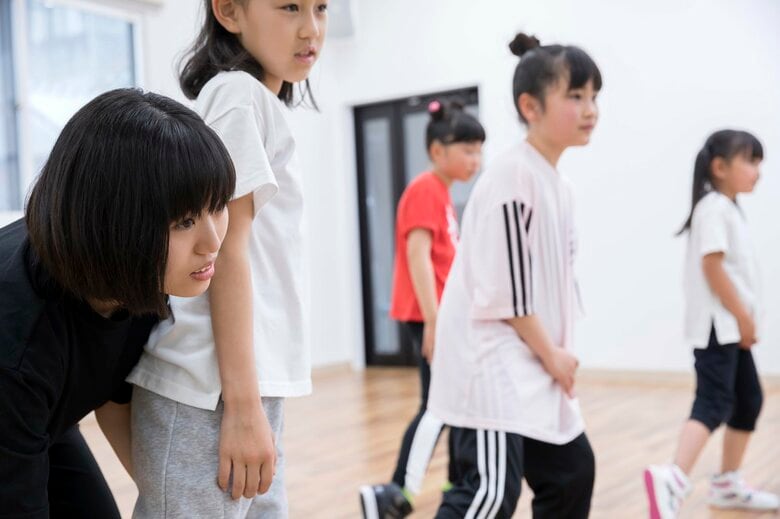 現在70～80の高校で演劇やダンスを学ぶことができる
