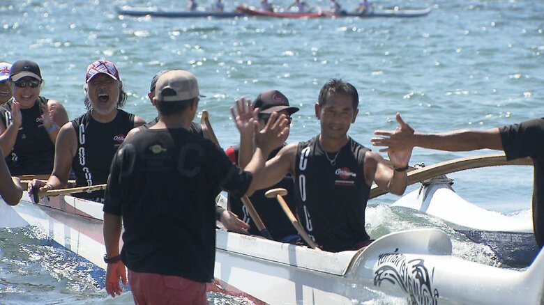 ゴールした選手とハイタッチ